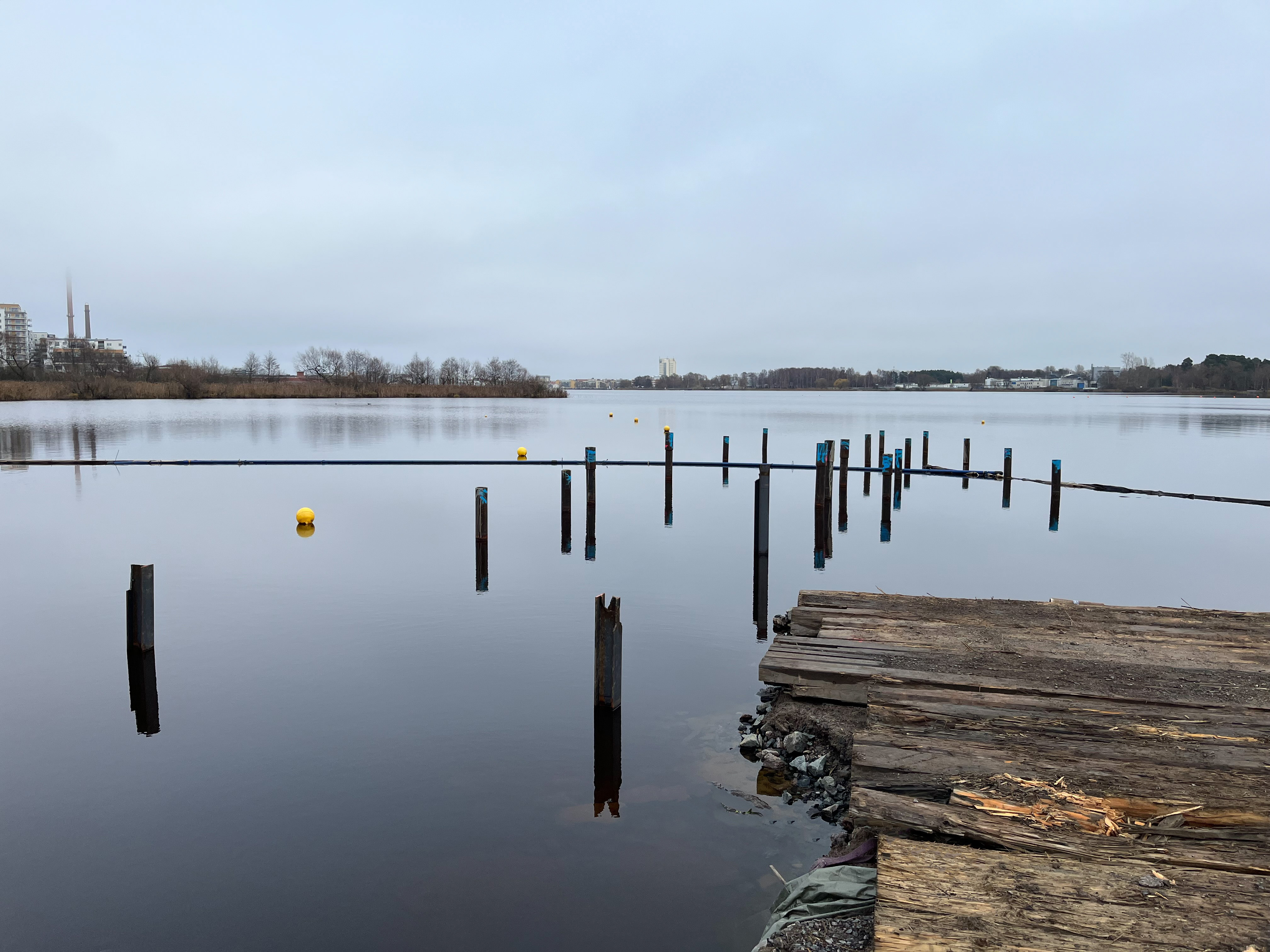 Pålar som står i vattnet. 