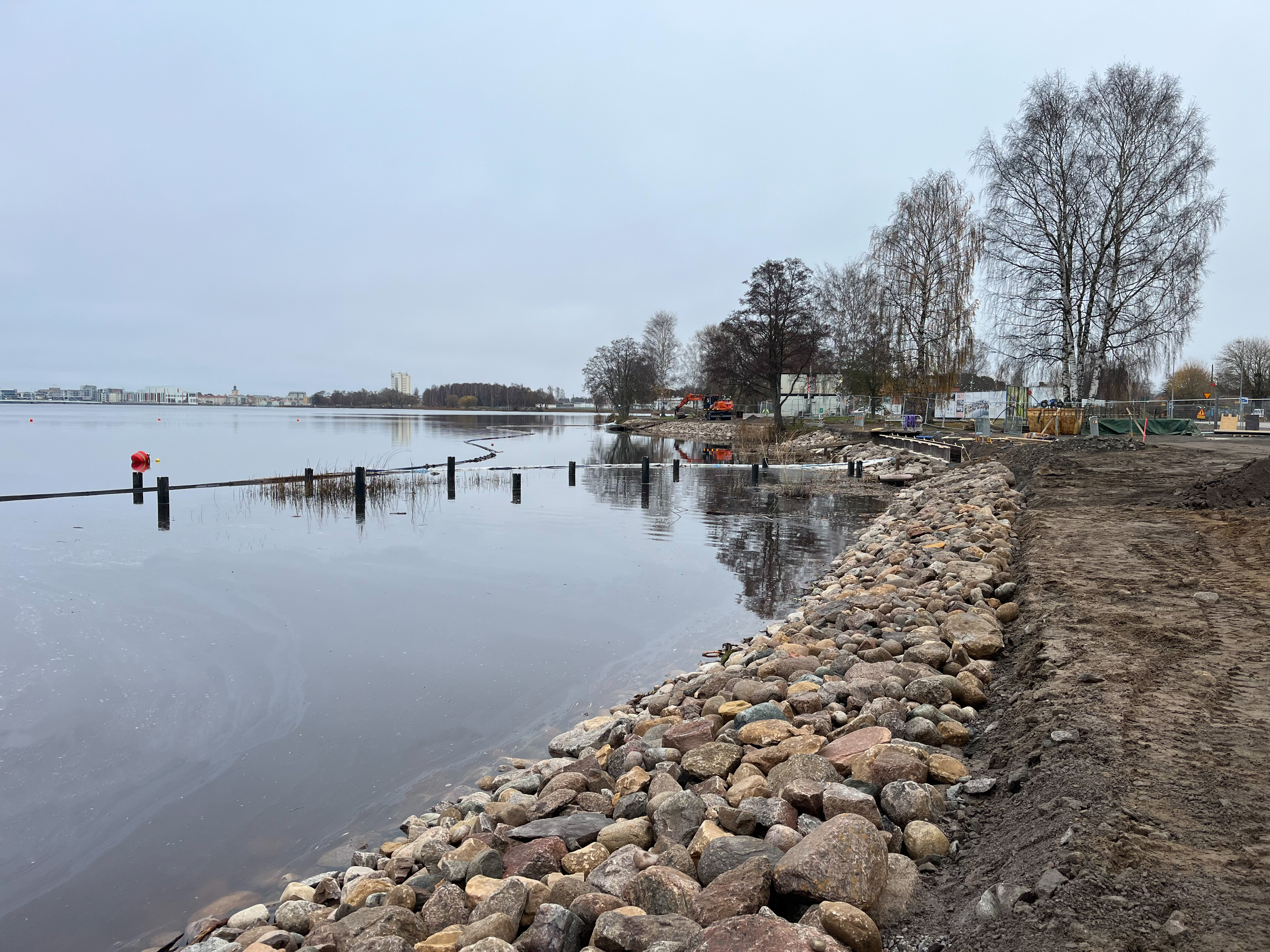 Massa stenar bildar det nya erosionsskyddet.