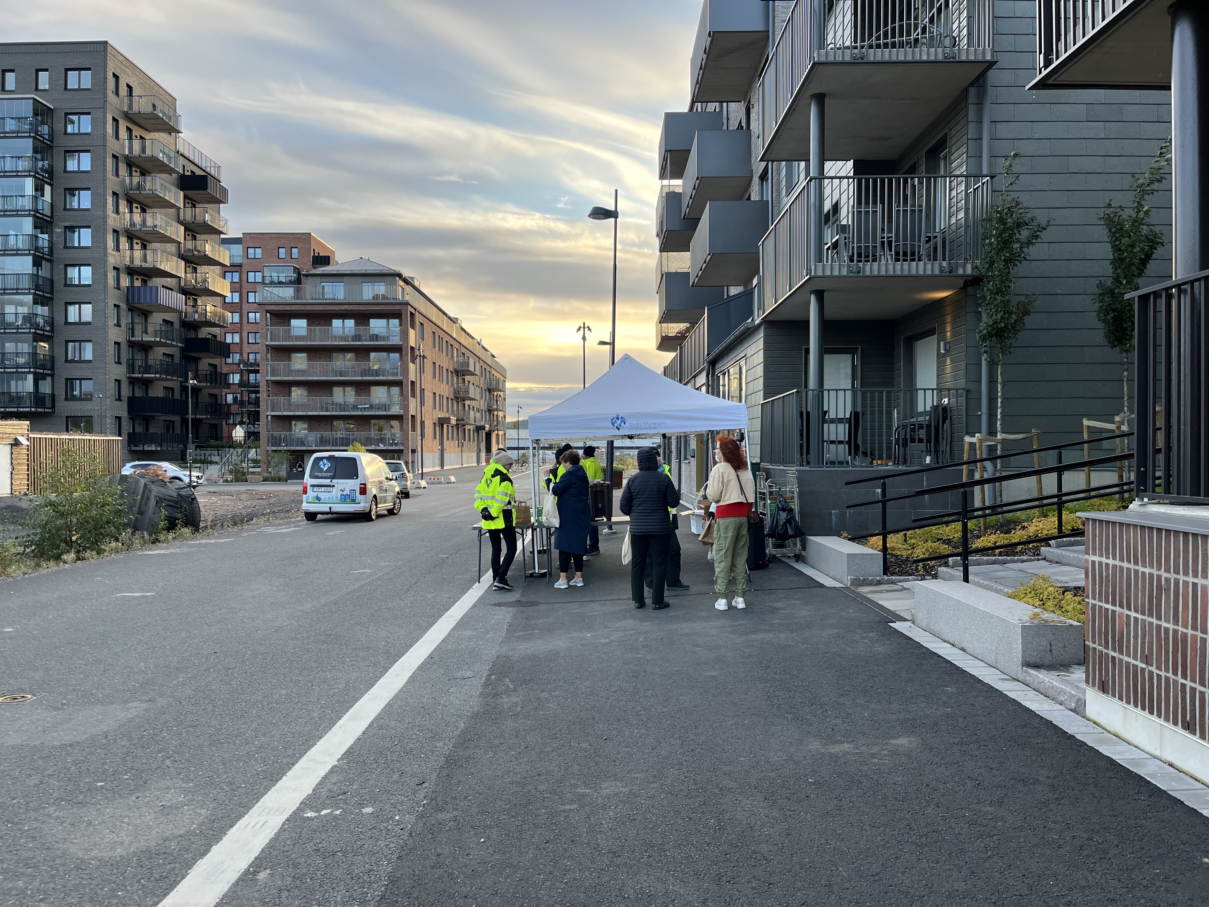 Boende och personal från Smuab står och pratar