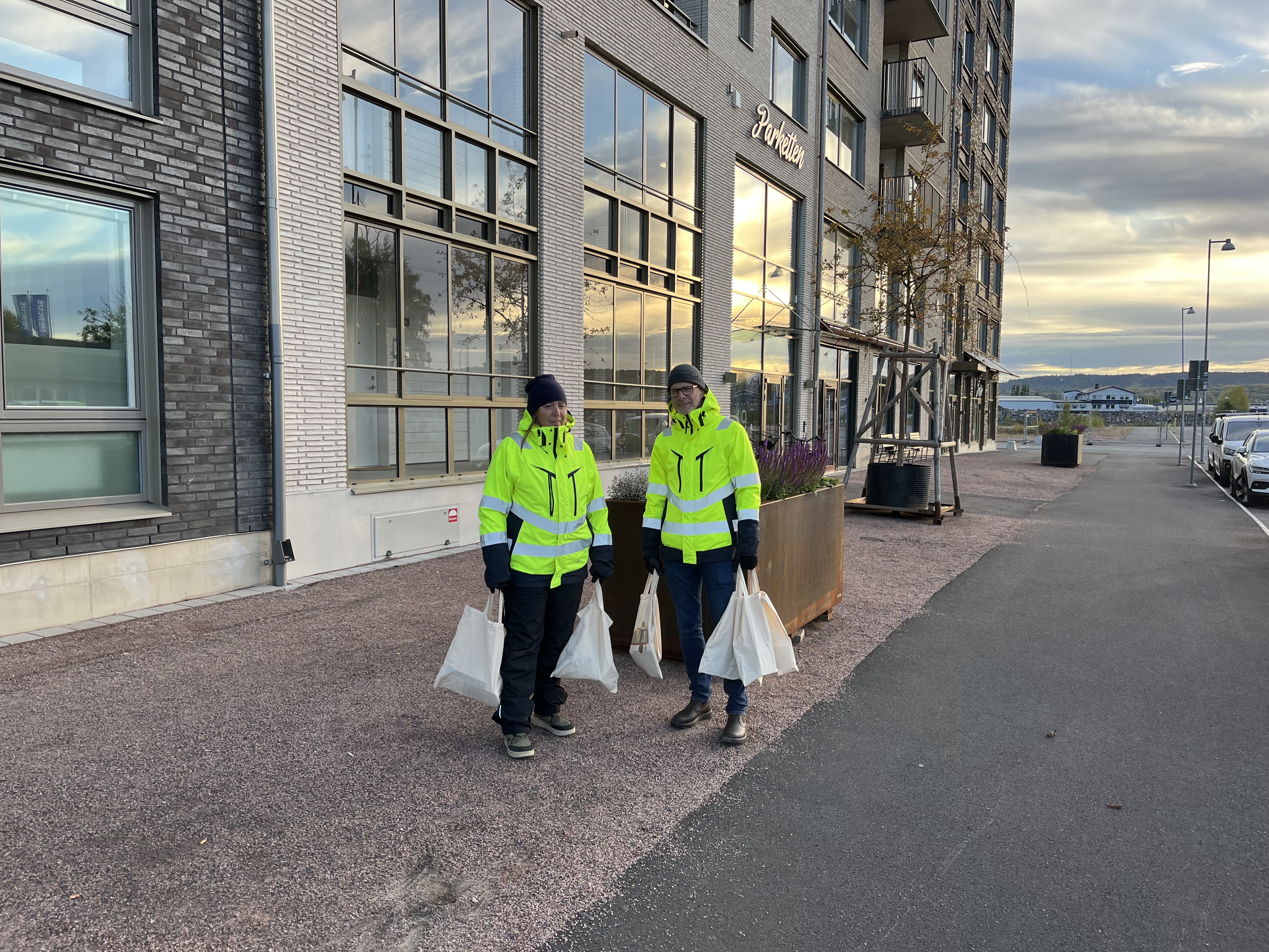 En man och en kvinna från Smuab står utanför kvarter 8