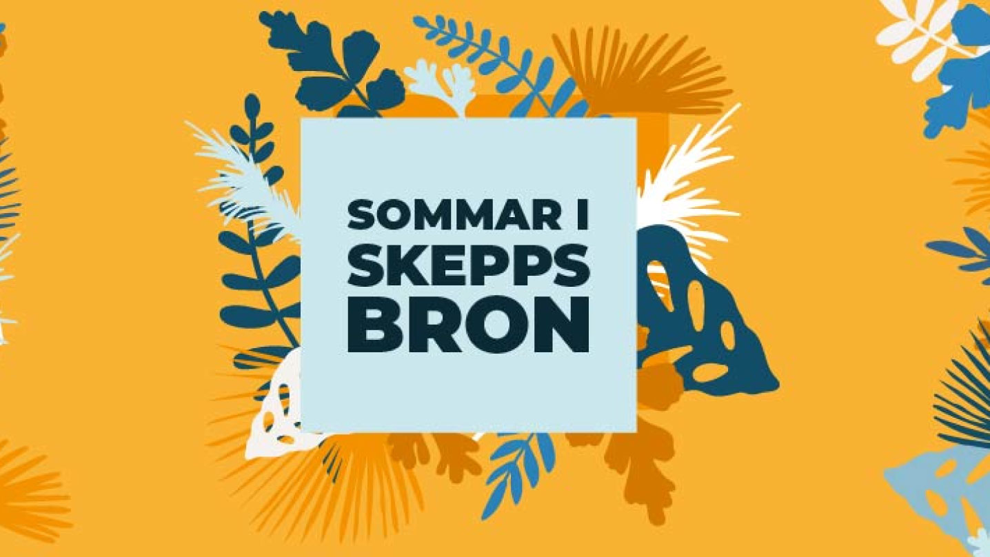 Gul bakgrund med blommor och blad i olika färger. I mitten står texten Sommar i Skeppsbron.