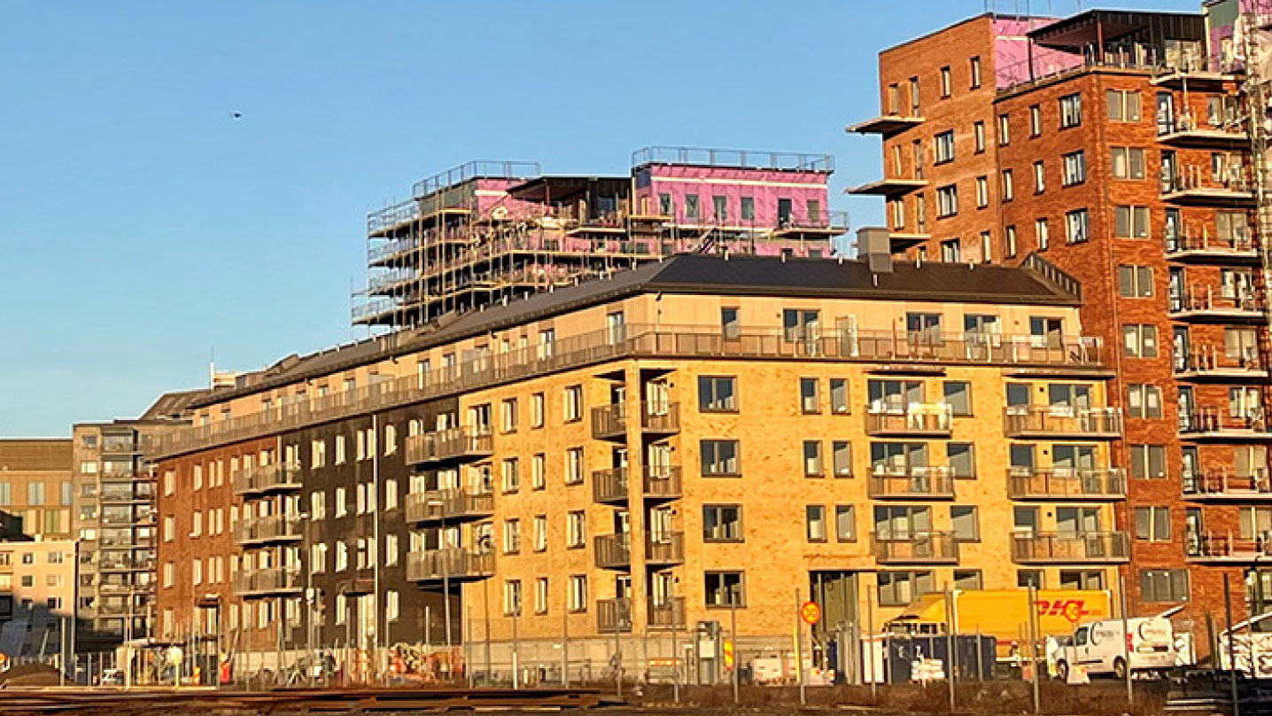 Stora flerbostadshus under uppbyggnad.