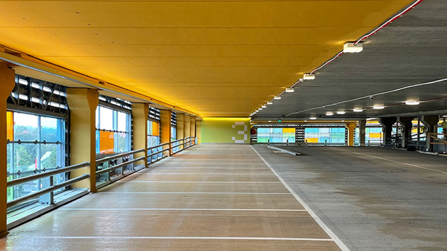 Ett parkeringshus med färgade fönsterrutor.