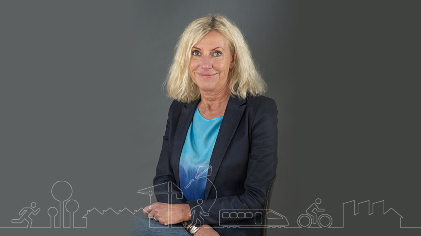Porträttbild på Katarina Bröms som bär en blå blus och en mörk kavaj.