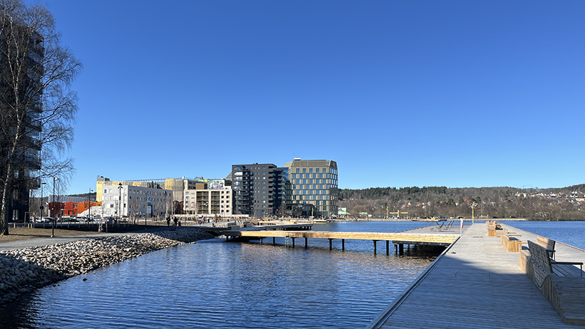 Skeppsbron med bostäder, bryggor och offentliga miljöer längs Munksjön.