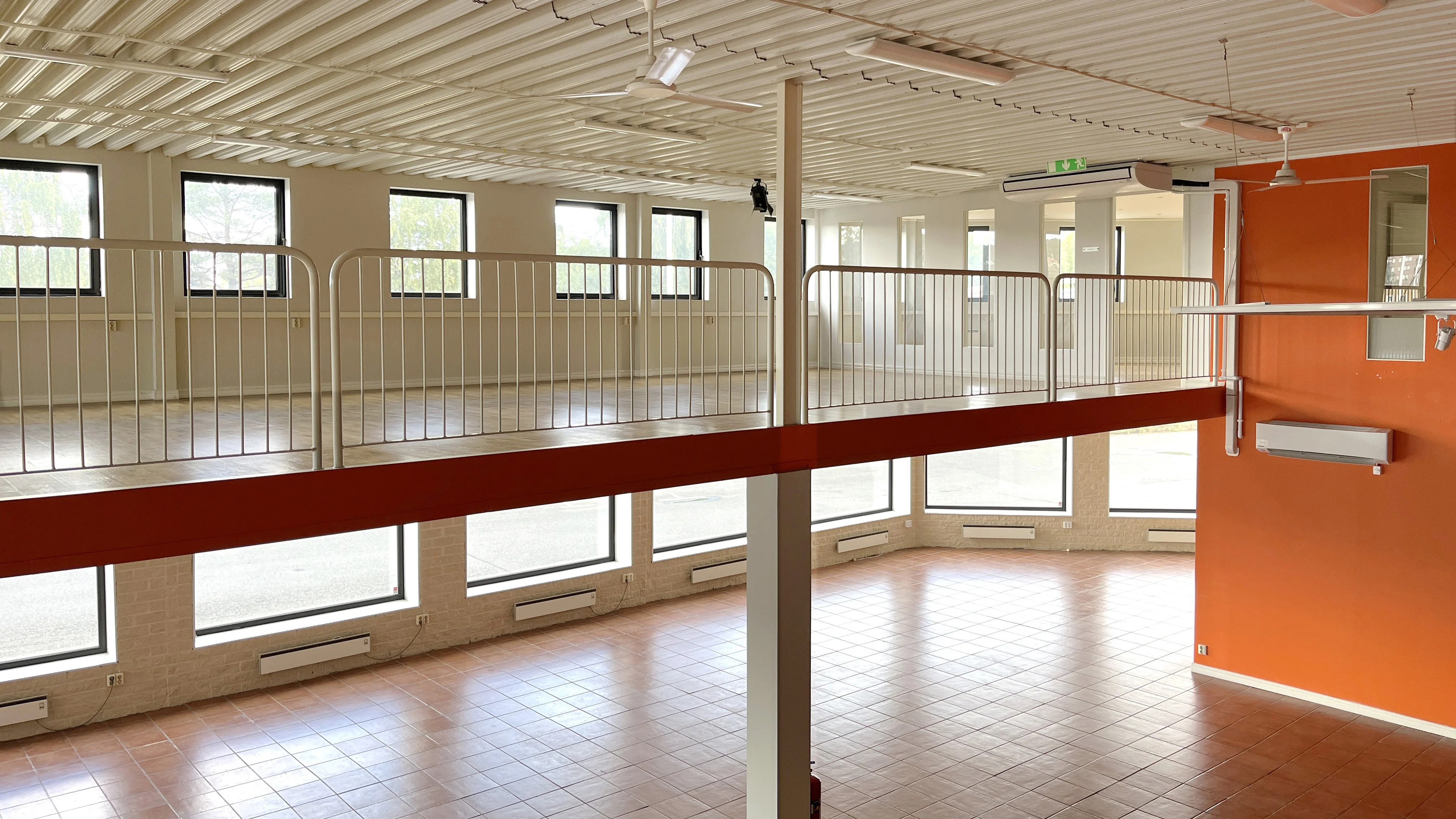 Entresolplan ovanför den öppna butiksytan.