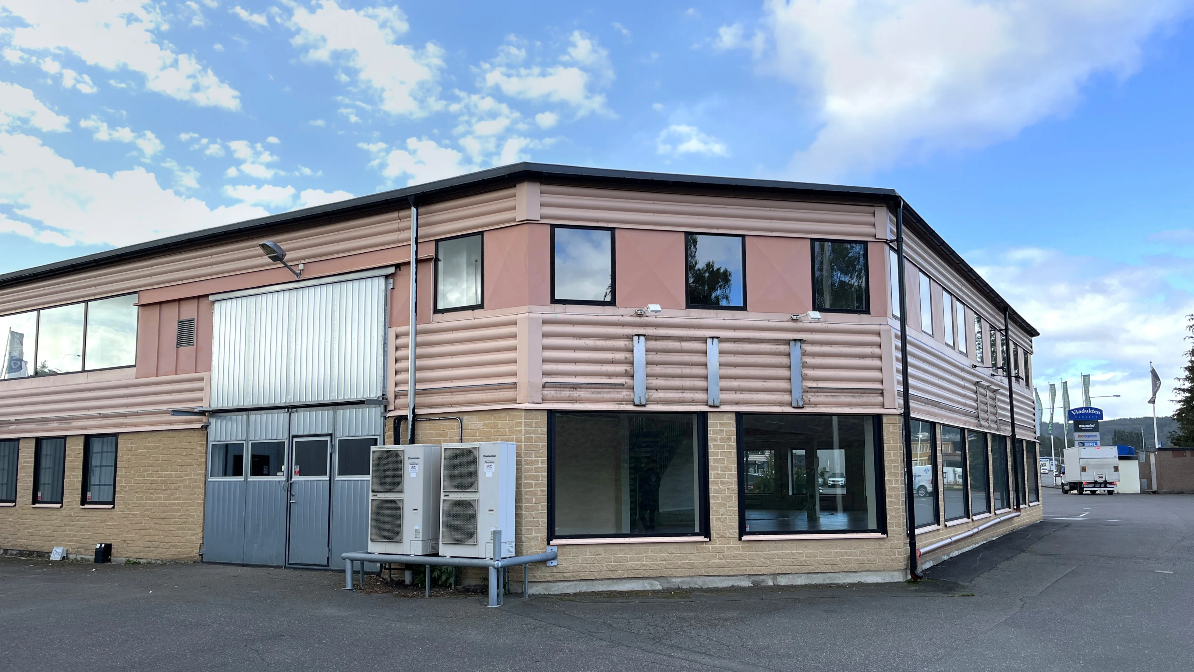 Baksidan av butikslokalen med garageport.