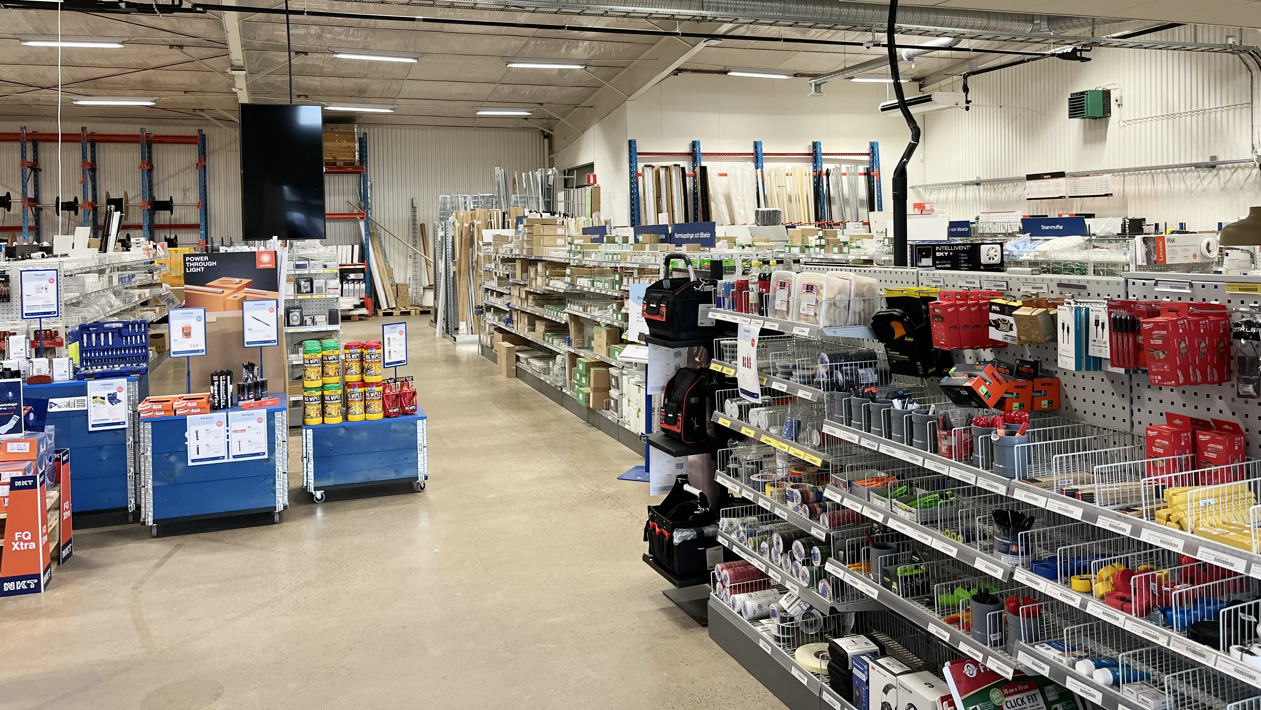 Stor butiksyta med hyllor och produktställ.