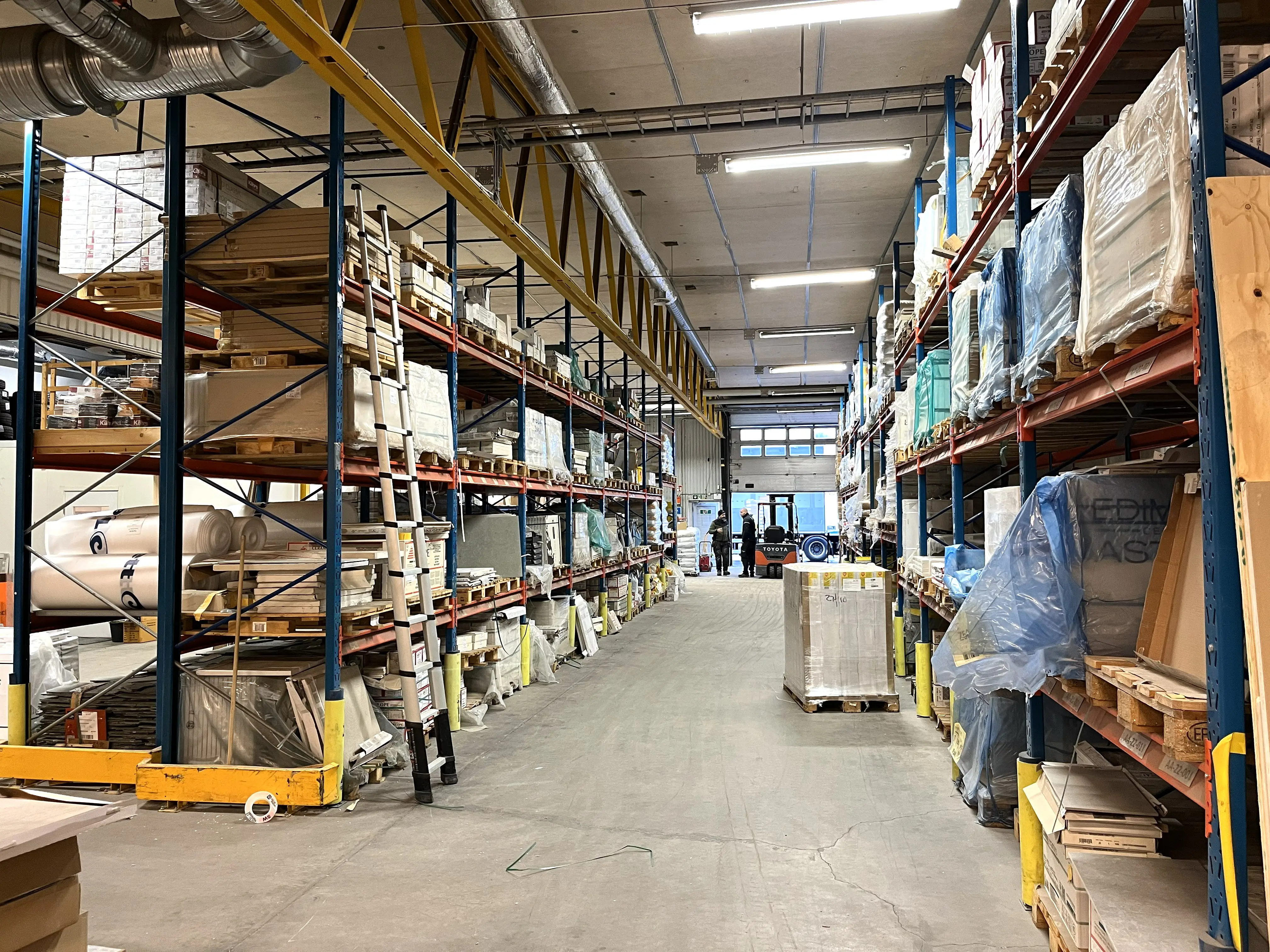 Lager hyllor fyllda med varor