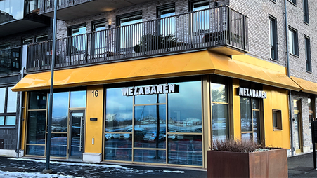 Entrén av Mezabaren ligger i hörnet av huset.