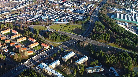 En flygbild över Jönköping där E4 och riksväg 40 möts.