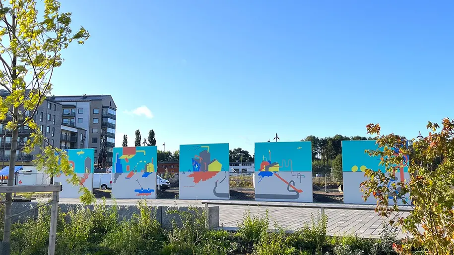 Fem målade betongblock som tillsammans utgör konstverket Brygga i Skeppsbron.