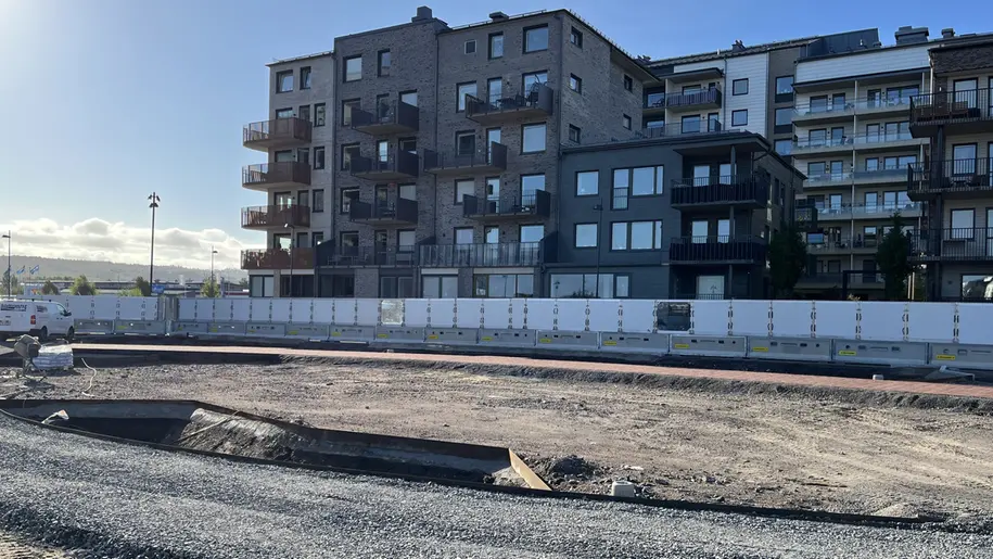 Parkettparken under byggnation med gångstråk och växtbäddar som håller på att anläggas.